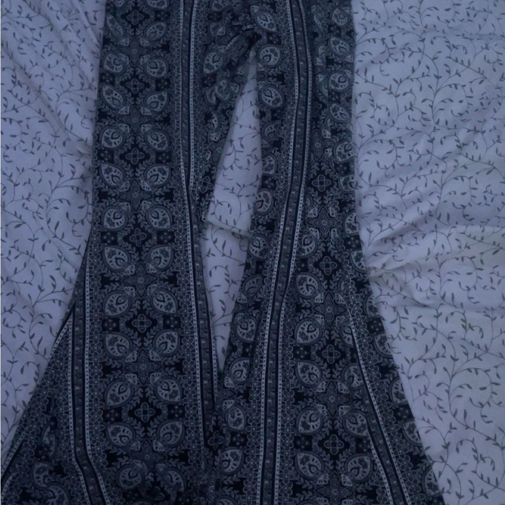 Windsor Monochrome Paisley Flare leggings